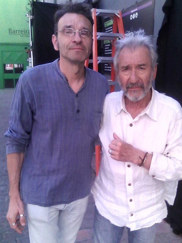 Con un grande haciendo de figurante