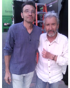 Con un grande haciendo de figurante