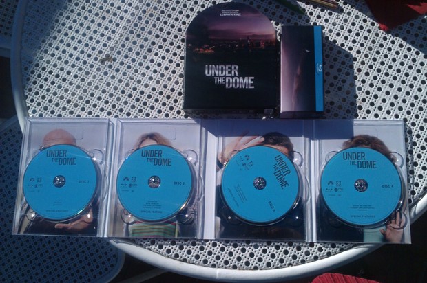 This is UNDER THE DOME- LA CÚPULA (EDICIÓN ESTADOUNIDENSE)
