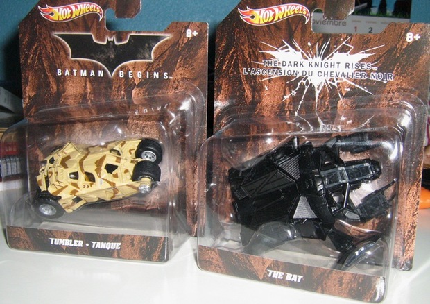 Dos mas para la colección. "Tumbler" (camuflaje) y "The Bat" de Hotwheels