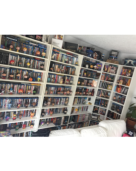 Mi colección de películas y series (bueno, todas las series no, que están en otra estantería)