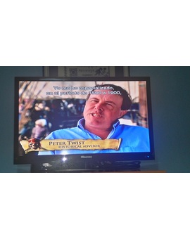 Disfrutando de mi nuevo televisor con un gran documental.