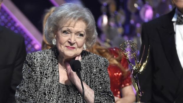 Fallece la actriz Betty White a la edad de 99 años.