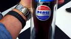 Un-ejemplar-de-pepsi-perfect-entregada-a-un-asistente-de-la-new-york-comic-con-c_s