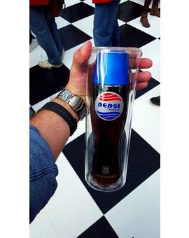 Un ejemplar de Pepsi Perfect entregada a un asistente de la New York Comic Con