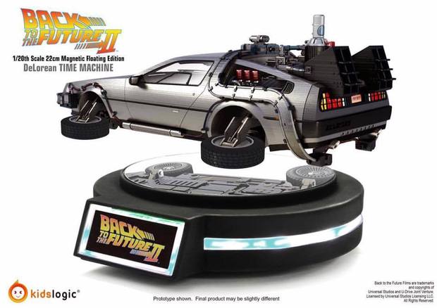 Delorean a escala que flota 