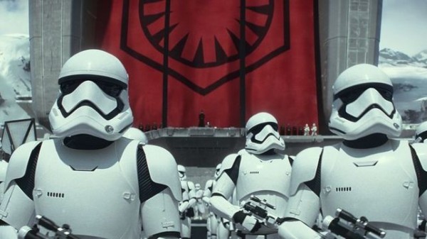ESTA ES LA REACCIÓN DE LOS FANS DE “STAR WARS” CUANDO GRITAS SPOILERS FALSOS EN LA COLA DEL CINE