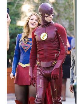 Melissa y Grant como ‪‎Supergirl‬ y ‪Flash‬ en una foto desde el set del ya filmado crossover entre ambos héroes.
