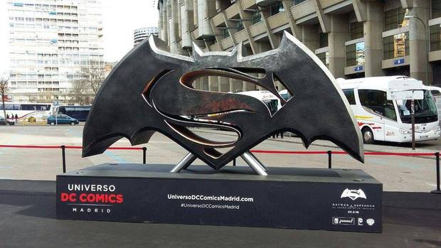 Universo DC en Madrid (Logo BatmanVSuperman en Santiago Bernabeu)