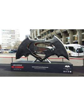 Universo DC en Madrid (Logo BatmanVSuperman en Santiago Bernabeu)