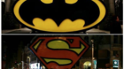 Nuevos-emblemas-expuestos-de-batman-y-superman-en-callao-y-en-el-retiro-c_s