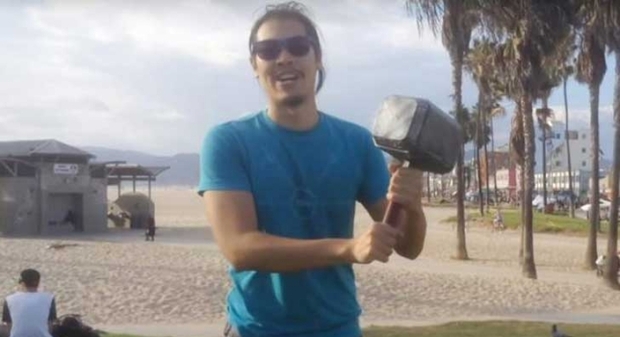 Un joven crea una réplica del martillo de Thor que solo puede levantar él
