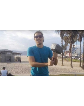 Un joven crea una réplica del martillo de Thor que solo puede levantar él
