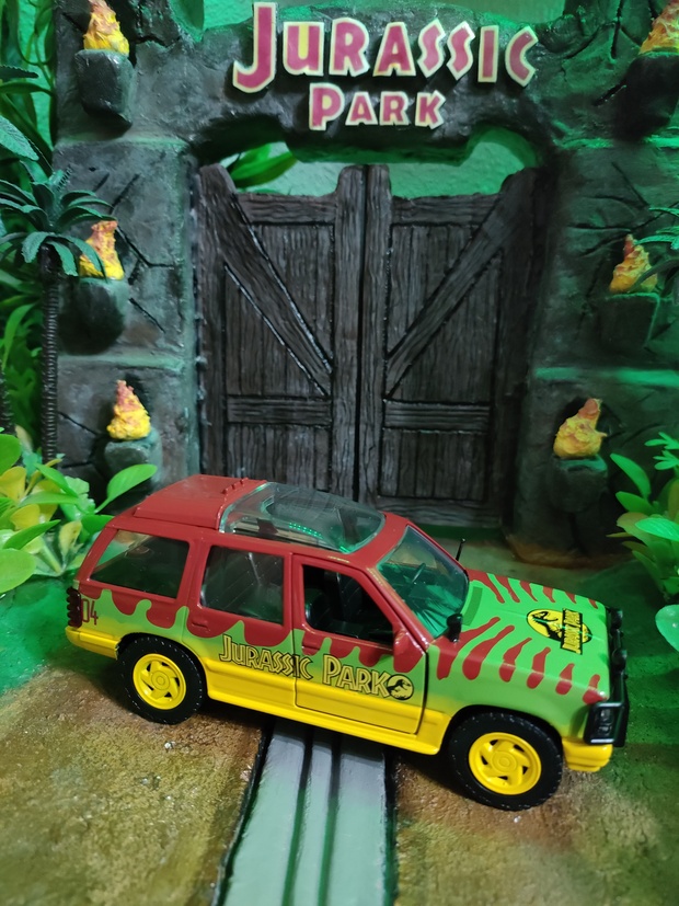 Ford Explorer Jurassic Park de Jada escala 1:32 ; 30 aniversario