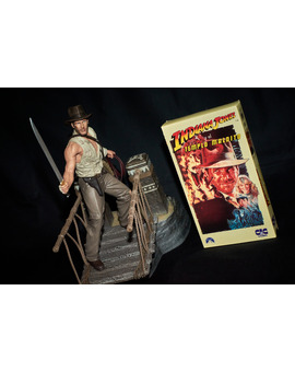 Figura y VHS Indiana Jones y el Templo Maldito