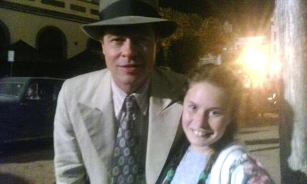Brad Pitt rescata a una niña canaria de entre una multitud de fans