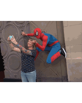 Cuando te reemplazan como Spiderman y tienes que buscarte la vida como sea.
