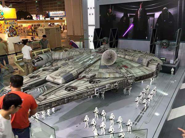 Halcón Milenario  que están montando los de Hot Toy para presentarlo en la convención Ani—Com de Hong Kong