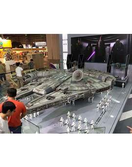 Halcón Milenario  que están montando los de Hot Toy para presentarlo en la convención Ani—Com de Hong Kong