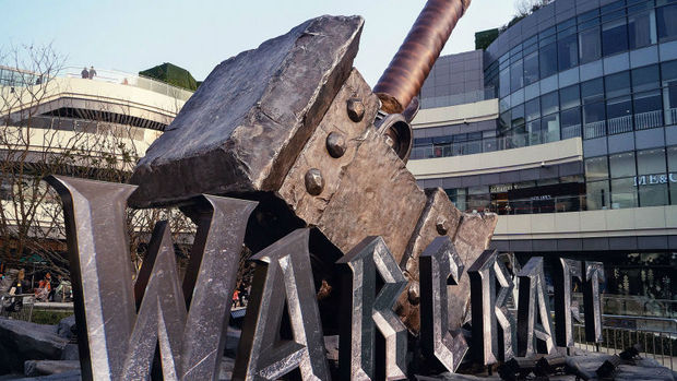 Montan en un centro comercial de China un increíble expositor de Warcraft 
