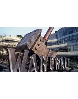 Montan en un centro comercial de China un increíble expositor de Warcraft 