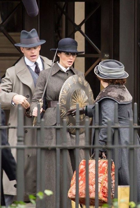 Nuevas fotos de Wonder Woman revelan a la heroina interpretada por Gal Gadot armada y lista para la batalla.... ¡En una calle a principios del Siglo XX!
