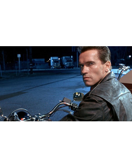 El hijo de Arnold Schwarzenegger recrea la mítica escena de 'Terminator 2'