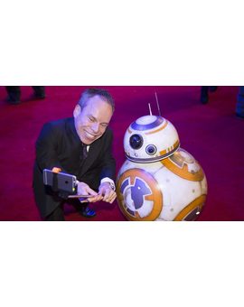 Warwick Davis aparecerá en 'Star Wars: Episodio VIII' y asegura que la película terminará con un cliffhanger