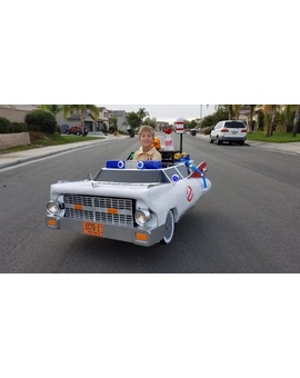 Construye a su hijo un increíble disfraz del Ecto-1 de 'Cazafantasmas' para su silla de ruedas