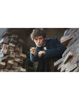 Eddie Redmayne le hace un truco de magia a Benedict Cumberbatch y a Brian Cranston 