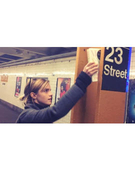 La batalla feminista de Emma Watson: Viaja al metro de Nueva York para continuar escondiendo libros con esta adorable dedicatoria 