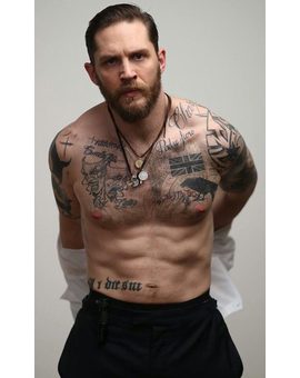 Tom Hardy pierde una apuesta contra Leonardo DiCaprio y debe hacerse un tatuaje