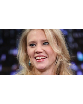 Kate McKinnon explica su nueva tradición navideña en el late night de Seth Meyers: El Caga-tío