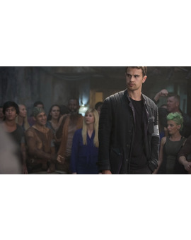Theo James también se desentiende del final de 'Divergente': "Es una vergüenza que no podamos acabar la historia"