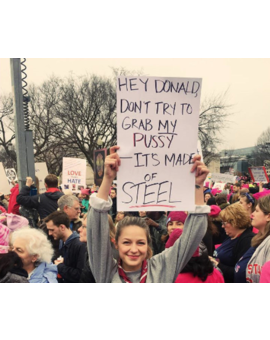 'Supergirl': Melissa Benoist canaliza a Supergirl en su genial pancarta de la Marcha de las Mujeres contra Trump