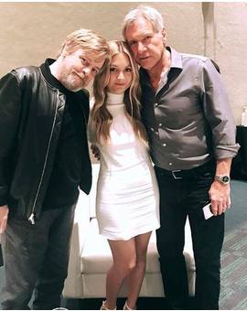 Foto para la historia: Mark Hamill y Harrison Ford con la hija de Carrie Fisher