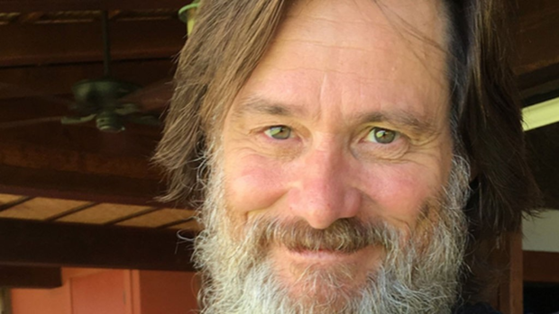 Jim Carrey reaparece muy desmejorado un año y medio después del suicidio de su novia