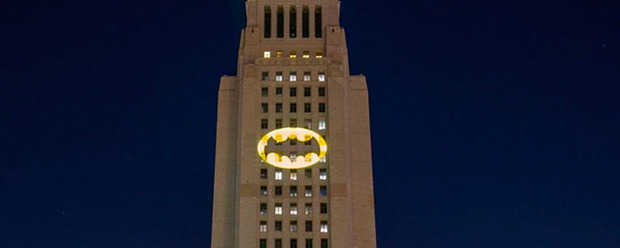 "Batman": así es como lució la Batseñal en Los Ángeles en honor a Adam West 