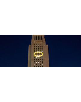 "Batman": así es como lució la Batseñal en Los Ángeles en honor a Adam West 