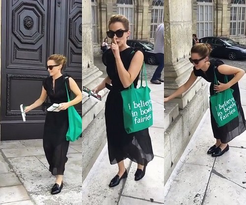 Emma Watson esconde 100 libros de 'El cuento de la criada' en París
