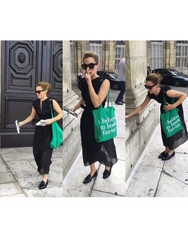 Emma Watson esconde 100 libros de 'El cuento de la criada' en París