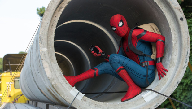 Spiderman asusta a los clientes de un Starbucks en una desternillante cámara oculta