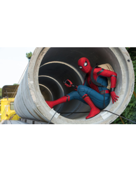 Spiderman asusta a los clientes de un Starbucks en una desternillante cámara oculta