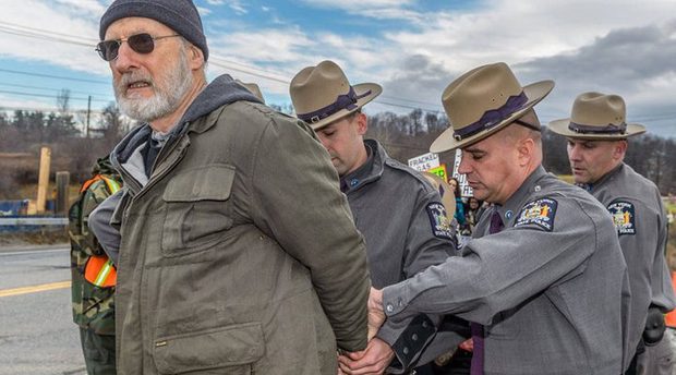 James Cromwell irá a la cárcel por protestar contra una central eléctrica