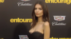 Emily-ratajkowski-lanza-un-mensaje-feminista-sobre-sus-tetas-grandes-y-critica-a-la-industria-c_s