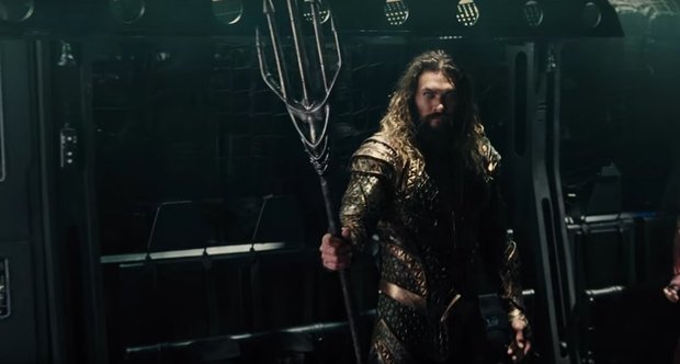 Aquaman consuela a un niño preocupado por Superman en la Comic Con