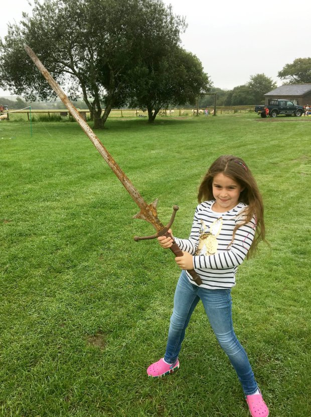Una niña de 7 años encuentra una espada milenaria en el lago donde el Rey Arturo arrojó Excalibur