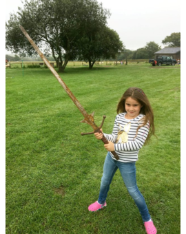 Una niña de 7 años encuentra una espada milenaria en el lago donde el Rey Arturo arrojó Excalibur