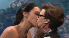 Gal-gadot-vuelve-a-meterse-en-la-piel-de-wonder-woman-para-besar-a-kate-mckinnon-c_s