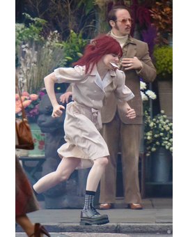 Pelo rojo, vestido rosa y plataformas negras. Primeras imágenes de Emma Stone rodando 'Cruella'